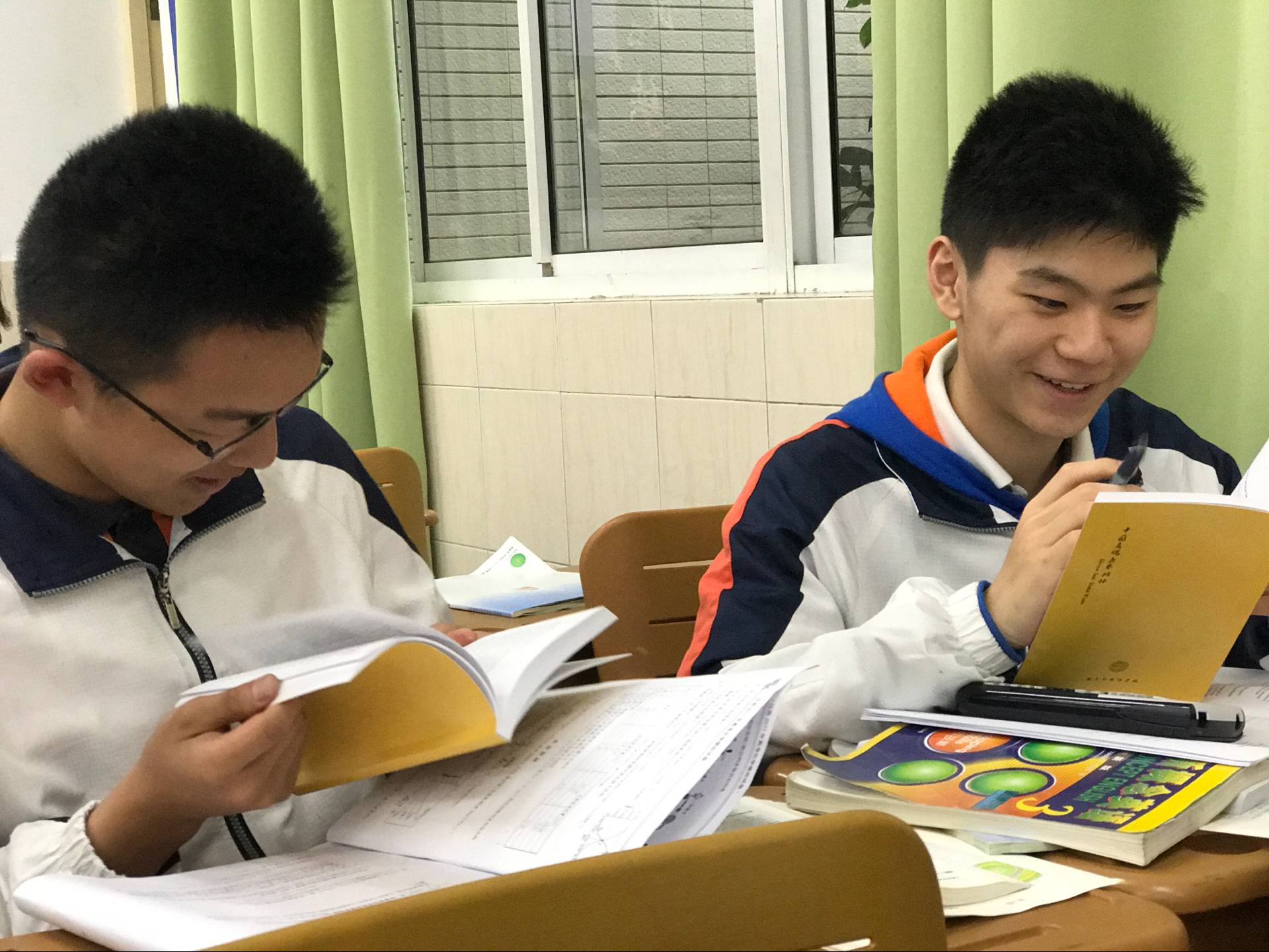 中学新学期开学新生入校_1920X1080_高清视频素材下载(编号:6425809)_实拍视频_光厂(VJ师网) www.vjshi.com